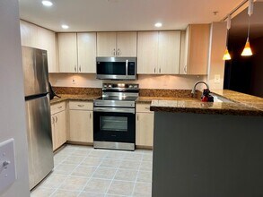 3000 Coral Wy, Unit 608 in Coral Gables, FL - Building Photo - Building Photo