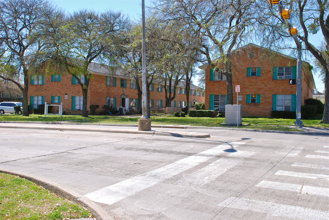 Bowser Place in Richardson, TX - Building Photo