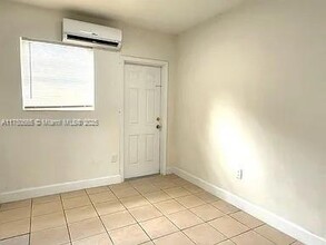 345 NE 80th Terrace in Miami, FL - Foto de edificio - Building Photo
