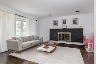 8 Lincoln St in Farmingdale, NY - Building Photo - Building Photo