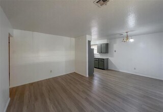 4716 Cherry Hill Ln in Oklahoma City, OK - Building Photo - Building Photo