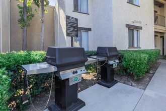 Carlyle Square Apartment Homes in Placentia, CA - Foto de edificio - Building Photo