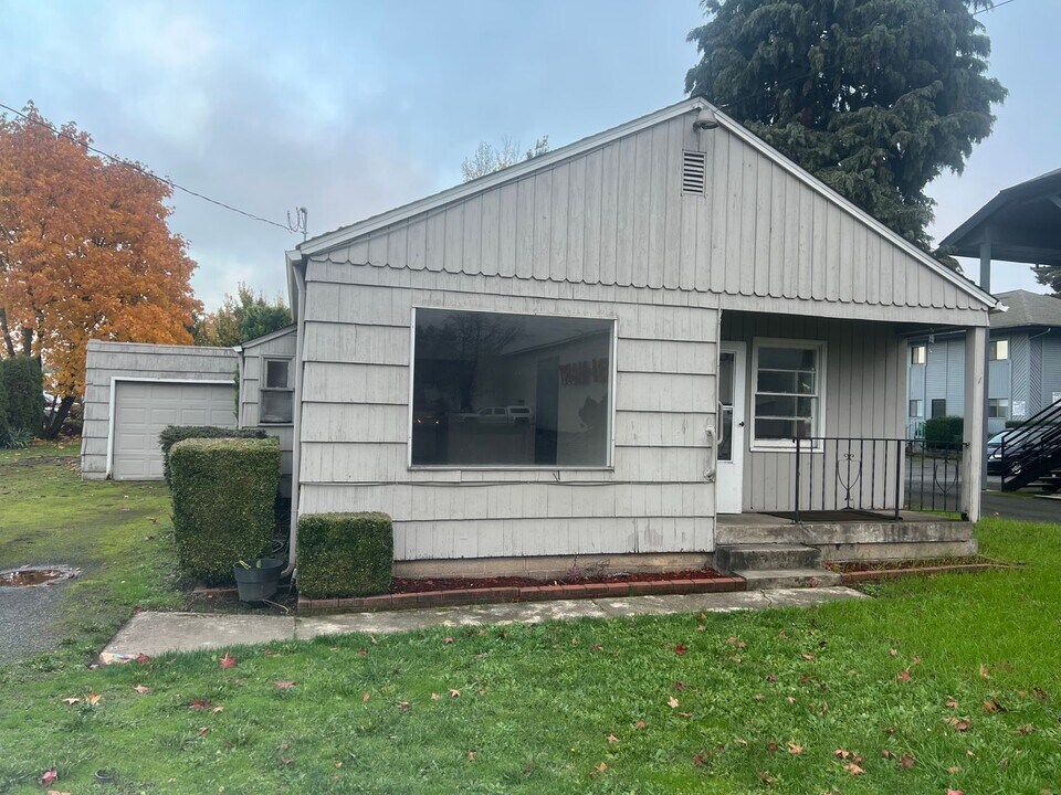1551 18th St in Springfield, OR - Foto de edificio