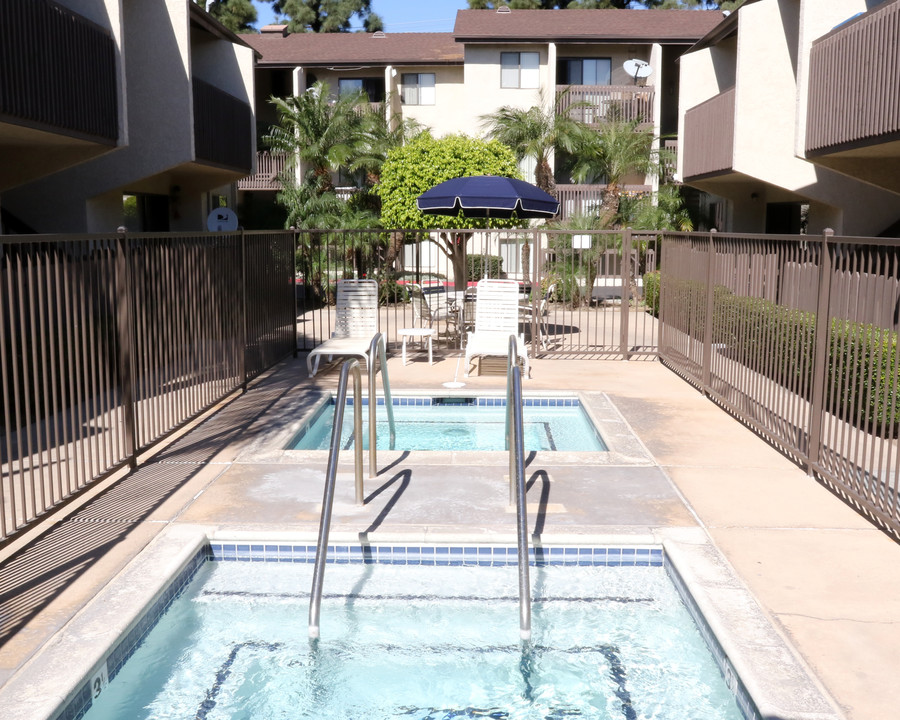 La Palma Terrace Apartments in Anaheim, CA - Building Photo