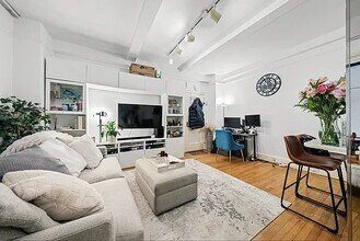 157 E 72nd St in New York, NY - Foto de edificio - Building Photo