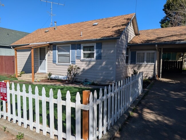213 Arbor St in Rogue River, OR - Building Photo - Building Photo
