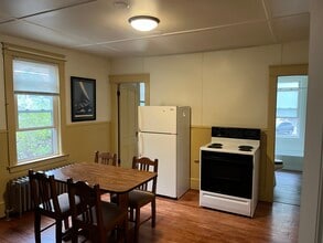 34 Bartlett St, Unit 6 in Lewiston, ME - Building Photo - Building Photo