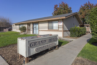 Grand Plaza Apartments in Porterville, CA - Building Photo - Building Photo