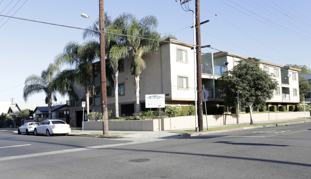 14607 Calvert St in Van Nuys, CA - Building Photo