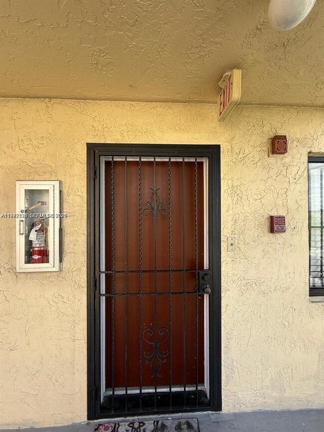 5290 W 21st Ct in Hialeah, FL - Foto de edificio - Building Photo