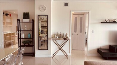 3675 N Country Club Dr in Aventura, FL - Building Photo - Building Photo