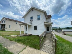 212 Central Ave in Chicora, PA - Building Photo