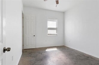1310 Hausman Dr in Lockhart, TX - Building Photo - Building Photo