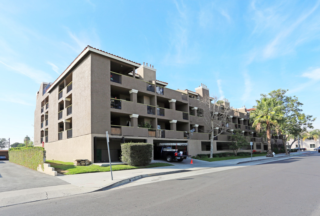 Civic Plaza Apartments in Santa Ana, CA - Foto de edificio