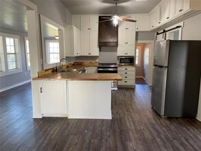 1003 W 6th St in Yorktown, TX - Building Photo - Building Photo