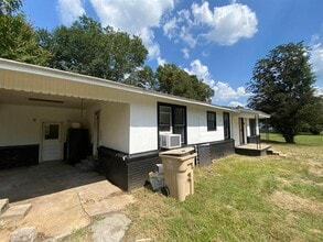 205 Gammage St in Elkhart, TX - Building Photo - Building Photo