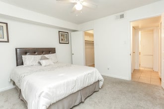 Falls of Westpark in Houston, TX - Building Photo - Interior Photo