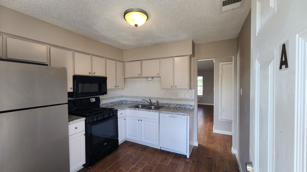 1600 W Braker Ln in Austin, TX - Building Photo