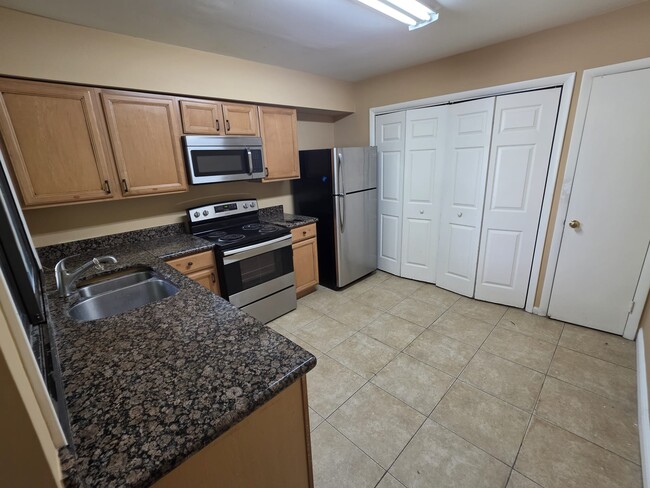 4158 Pinelake Ln in Tampa, FL - Building Photo - Building Photo