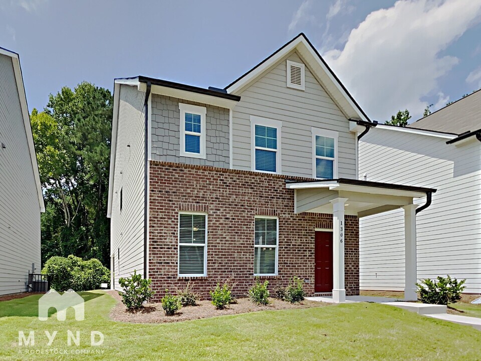 1306 Sweetbriar Cir in East Point, GA - Foto de edificio