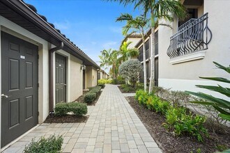 5527 Palmer Cir, Unit 205 in Bradenton, FL - Building Photo - Building Photo