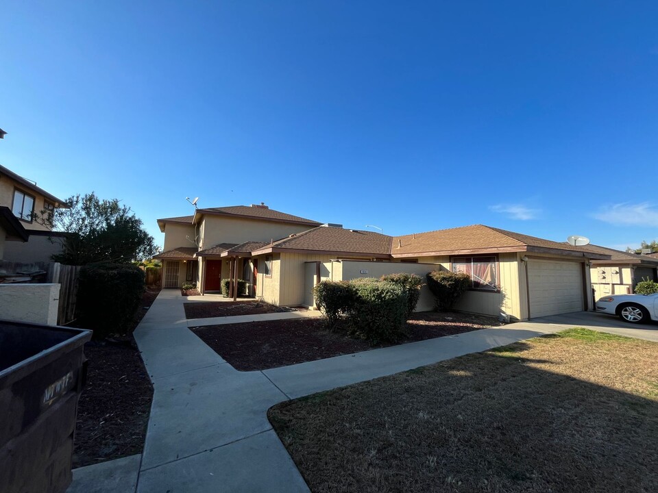 1041 Stonegate Cove Dr in Porterville, CA - Building Photo