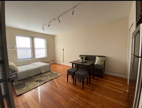 339 Howard St, Unit 208 in Evanston, IL - Building Photo - Building Photo