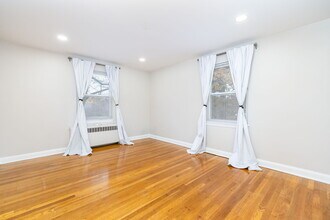 43 Arnold Way in West Hartford, CT - Building Photo - Building Photo