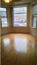 1522 W Victoria St, Unit 1F in Chicago, IL - Foto de edificio - Building Photo