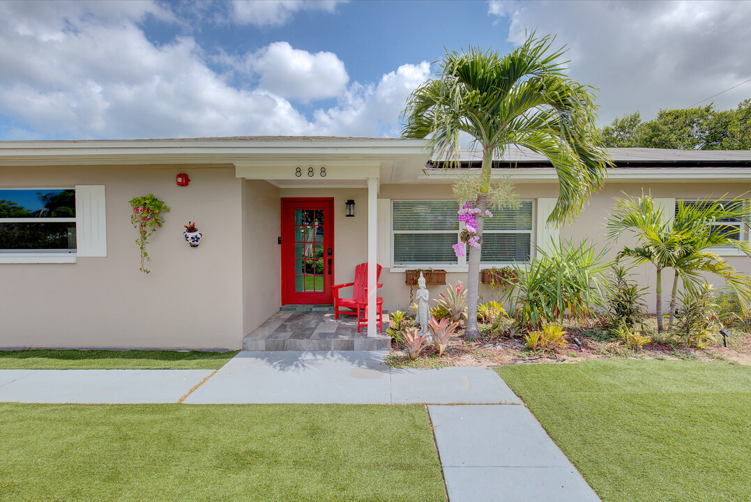 888 Joan St in Dunedin, FL - Foto de edificio
