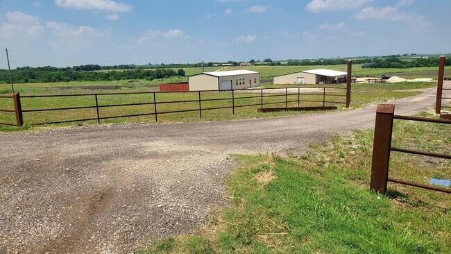 1889 Co Rd 487 in Taylor, TX - Building Photo - Building Photo