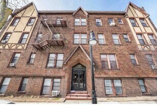 301 Palisade Ave in Union City, NJ - Building Photo