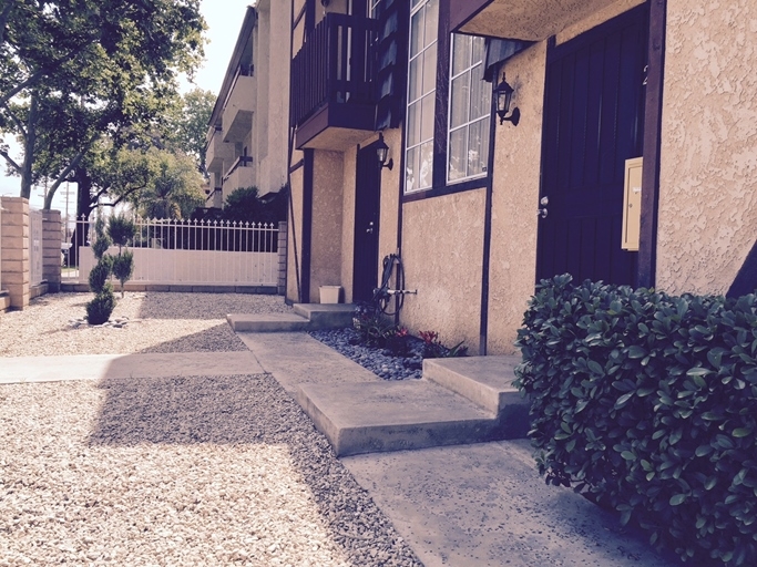 13822 Vanowen St in Van Nuys, CA - Building Photo