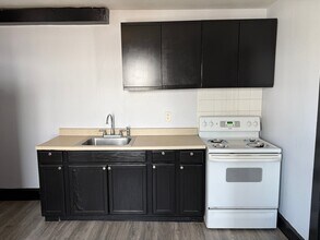 36 Lake St, Unit 1 in Webster, MA - Foto de edificio - Building Photo