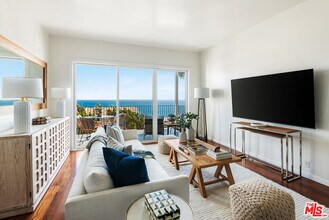 18111 Coastline Dr in Malibu, CA - Building Photo - Building Photo