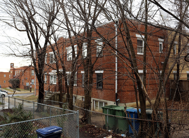 4649 Hillside Rd SE in Washington, DC - Foto de edificio - Building Photo