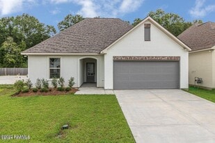 211 Sparrowhawk St in Broussard, LA - Building Photo