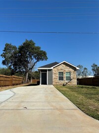 202 1st St in Willis, TX - Foto de edificio - Building Photo