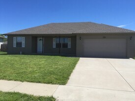 108 Spruce Ave in Clever, MO - Building Photo