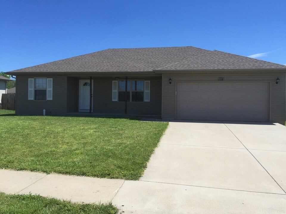108 Spruce Ave in Clever, MO - Building Photo