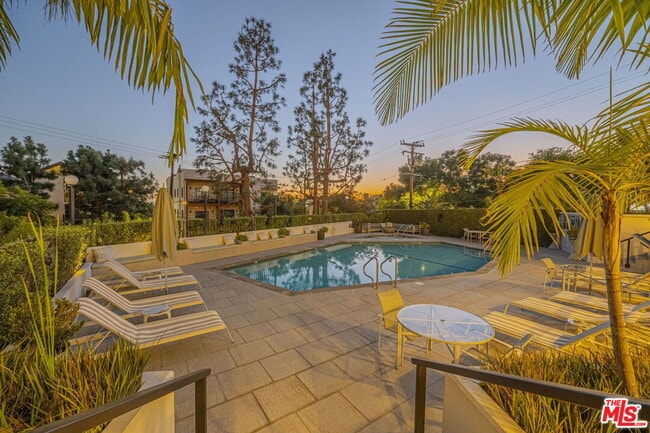 8787 Shoreham Dr in West Hollywood, CA - Building Photo - Building Photo
