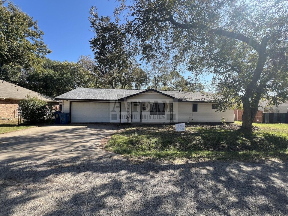 1609 S Clay St in Kaufman, TX - Building Photo