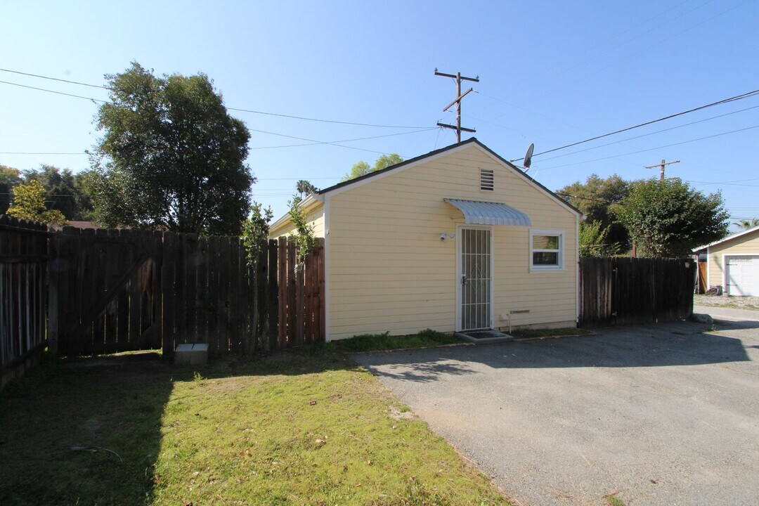 915 N University St in Redlands, CA - Building Photo