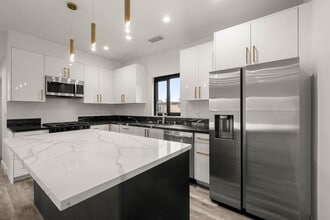 1920 S Sherbourne Dr in Los Angeles, CA - Foto de edificio - Building Photo