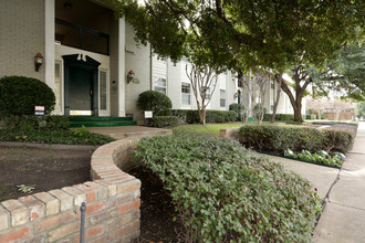 Somerset I in Dallas, TX - Building Photo - Building Photo