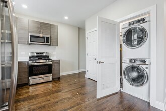 2238 N Sawyer Ave, Unit 2W in Chicago, IL - Foto de edificio - Building Photo