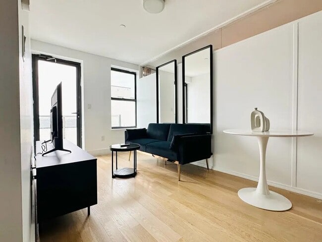 Furnished room/NOT APARTMENT in Brooklyn, NY - Foto de edificio - Building Photo