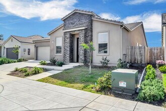 7153 E Harvard Ave in Fresno, CA - Building Photo - Building Photo