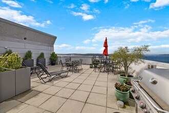 121 Vine St, Unit 1406 in Seattle, WA - Foto de edificio - Building Photo