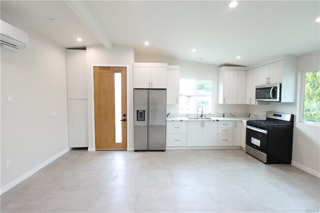 10346 Mather Ave in Sunland, CA - Building Photo - Building Photo